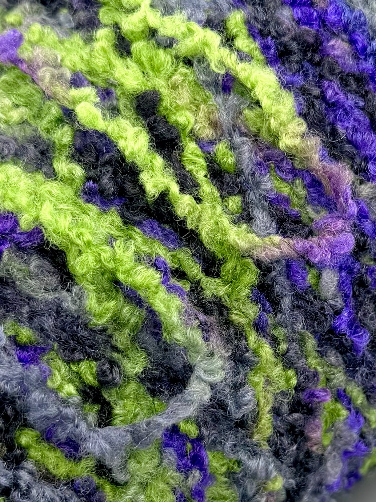 Corallo Bouclé 240m/100g – Merino Extrafine und Seide mit Elastan Grau-Limette-Violett Melange